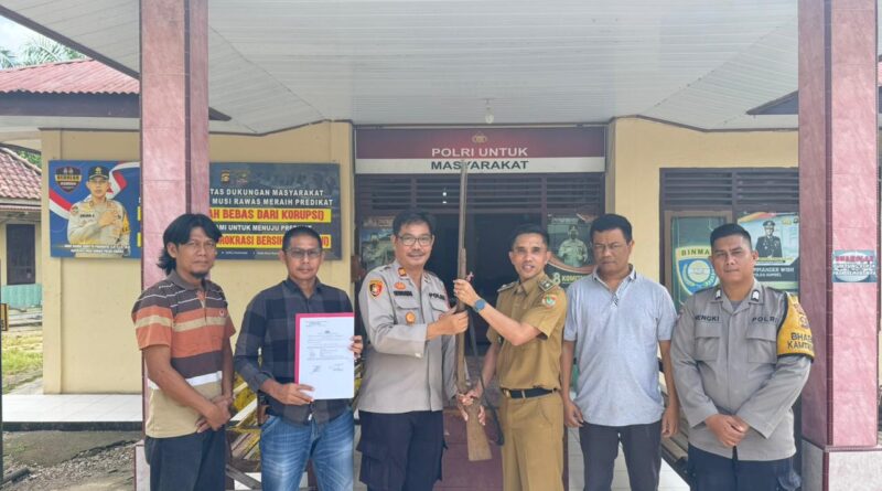 Kades Muara Rengas Serahkan Senpira ke Polsek Muara Lakitan