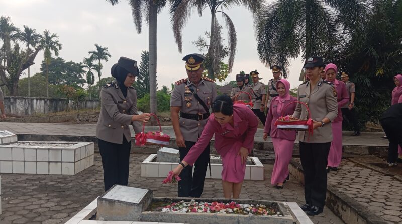 JELANG PUNCAK HARI BHAYANGKARA KE 80,POLRES LUBUK LINGGAU DAN MUSI RAWAS UPACARA ZIARAH BERSAMA DI TAMAN MAKAN PAHLAWAN PATRIA BUKIT SULAP