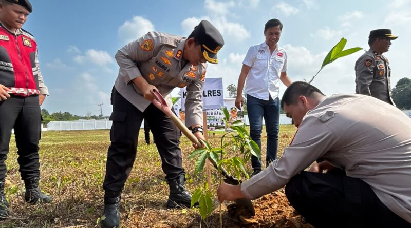 Peringati Hari Bhayangkara ke-80, Polres Musi Rawas Tanam Ratusan Bibit Pohon untuk Kelestarian Lingkungan