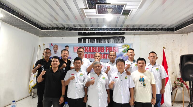 Sah, Muskan Rambe Jabat Ketua PBSI Kabupaten Labuhanbatu Periode 2026-2030        Labuhanbatu. Lensa Peristiwa- Musyawarah Kabupaten Luar Biasa (Muskablub) PBSI Labuhanbatu menghasilkan keputusan penting bagi masa depan bulu tangkis di daerah tersebut. Dalam forum yang berlangsung di Hall PB Mandala, Aek Nabara, Kecamatan Bilah Hulu, Minggu (28/06/2026), Muskan Rambe, S.Pd dipercaya memimpin PBSI Labuhanbatu sebagai ketua terpilih.  Kegiatan yang berlangsung mulai pukul 14.00 hingga 18.00 WIB itu dihadiri lima klub anggota yang memiliki hak suara. Kelima klub tersebut terdiri dari PB Mandala, PB PPR, PB Pormild, PB Smash, dan PB RBS.  Selain peserta dari klub anggota, Muskablub juga mendapat pendampingan langsung dari perwakilan PBSI Sumatera Utara. Hadir dalam kegiatan tersebut Wahyudi selaku Kepala Bidang Pembinaan Organisasi PBSI Sumut.   Pelaksanaan Muskablub menjadi langkah organisasi untuk menjaga kesinambungan roda kepengurusan PBSI Labuhanbatu. Agenda ini digelar setelah Ketua PBSI Labuhanbatu sebelumnya, M. Tohir Wijaya mengundurkan diri dari jabatannya karena alasan kesehatan.  Situasi tersebut mendorong klub-klub anggota untuk segera melakukan konsolidasi melalui forum musyawarah sesuai aturan organisasi. Langkah tersebut dinilai penting agar pembinaan atlet dan program kerja PBSI Labuhanbatu tetap berjalan tanpa hambatan.  Seluruh rangkaian kegiatan berlangsung tertib dan penuh suasana kekeluargaan. Setiap peserta diberikan kesempatan menyampaikan pandangan sebelum keputusan akhir ditetapkan.  Dalam proses musyawarah, para pemilik hak suara menunjukkan komitmen untuk mengutamakan kepentingan organisasi. Kesepahaman akhirnya tercapai sehingga forum menetapkan Muskan Rambe sebagai Ketua PBSI Labuhanbatu.  Ketua PBSI Labuhanbatu terpilih, Muskan Rambe saat di konfirmasi awak media, menyampaikan rasa terima kasih atas kepercayaan yang diberikan peserta Muskablub. “Terima kasih atas amanah yang diberikan kepada saya. Ini bukan tugas yang ringan, namun dengan kebersamaan seluruh klub dan pengurus, saya optimistis PBSI Labuhanbatu dapat berkembang lebih baik lagi,” kata Muskan Rambe (Minggu, 28/06/2026).   Muskan menegaskan bahwa dirinya akan membuka ruang komunikasi dengan seluruh klub anggota. Menurutnya, kemajuan organisasi hanya bisa dicapai melalui kerja sama dan semangat kebersamaan.   Ia juga menempatkan pembinaan atlet sebagai salah satu prioritas utama. Program pengembangan atlet muda akan menjadi fokus agar prestasi bulu tangkis Labuhanbatu dapat meningkat secara berkelanjutan.   Selain itu, penguatan tata kelola organisasi juga menjadi perhatian. Pengurus yang akan dibentuk nantinya diharapkan mampu bekerja secara profesional dan berorientasi pada kemajuan olahraga bulu tangkis.  Keberhasilan Muskablub PBSI Labuhanbatu mendapat respons positif dari peserta yang hadir. Forum tersebut dinilai mampu menghasilkan keputusan yang dibutuhkan organisasi dalam waktu yang tepat.  Dengan terpilihnya ketua baru, PBSI Labuhanbatu diharapkan dapat memasuki fase pengembangan yang lebih baik. Kolaborasi antara pengurus, klub anggota, pelatih, dan atlet menjadi kunci untuk mencapai target prestasi pada masa mendatang.  Muskablub PBSI Labuhanbatu juga menjadi bukti bahwa mekanisme organisasi berjalan dengan baik. Ketika terjadi perubahan kepemimpinan, seluruh unsur organisasi mampu menyelesaikannya melalui musyawarah dan kesepakatan bersama.  Hasil Muskablub selanjutnya akan disampaikan kepada PBSI Sumatera Utara sebagai bagian dari proses administrasi organisasi. Dengan demikian, kepengurusan baru dapat segera menjalankan program kerja yang telah direncanakan. Terpilihnya Muskan Rambe sebagai Ketua PBSI Labuhanbatu menjadi harapan baru bagi pembinaan bulu tangkis di daerah.   Dukungan seluruh klub anggota diharapkan mampu menjadi modal penting untuk mendorong lahirnya atlet-atlet berprestasi yang dapat mengharumkan nama Labuhanbatu di berbagai ajang kompetisi.M.SUKMA