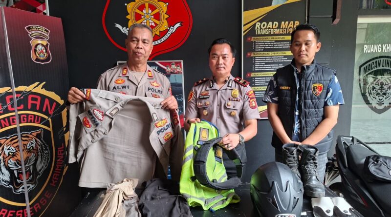 MANTAN PECATAN POLISI MELAKUKAN PUNGLI SUPIR TRUK YANG BERPAKAIAN SERAGAM POLRI