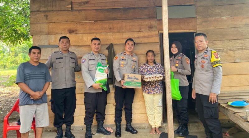 POLSEK LUBUK LINGGAU TIMUR 1,MENYALURKAN PAKET BANTUAN SEMBAKO KEPADA MASYARAKAT YANG KURANG MAMPU.