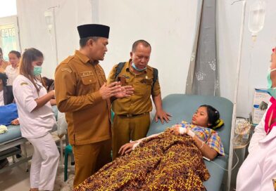 Kadisdik Labuhanbatu Jenguk Siswi Korban Kecelakaan Truk Sawit di Bilah Hilir, Sampaikan Pesan Bupati