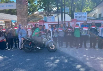 Disdik Labuhanbatu Bagikan Bendera Merah Putih, Ajak Masyarakat Semarakkan HUT ke-81 RI