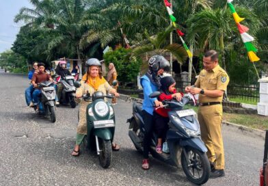 Meriahkan HUT RI ke-81, Jajaran Kecamatan Rantau Selatan Turun Langsung Bagikan Bendera