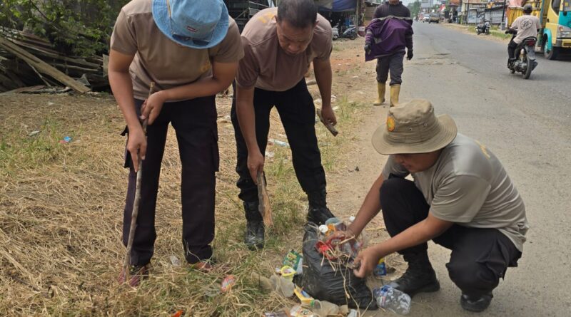 Sambut HUT RI ke-81, Polsek BTS Ulu Bersama Kecamatan dan Karang Taruna Gelar Aksi Gotong Royong “Belida Asri”