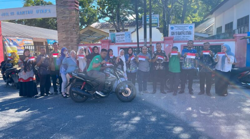 Disdik Labuhanbatu Bagikan Bendera Merah Putih, Ajak Masyarakat Semarakkan HUT ke-81 RI