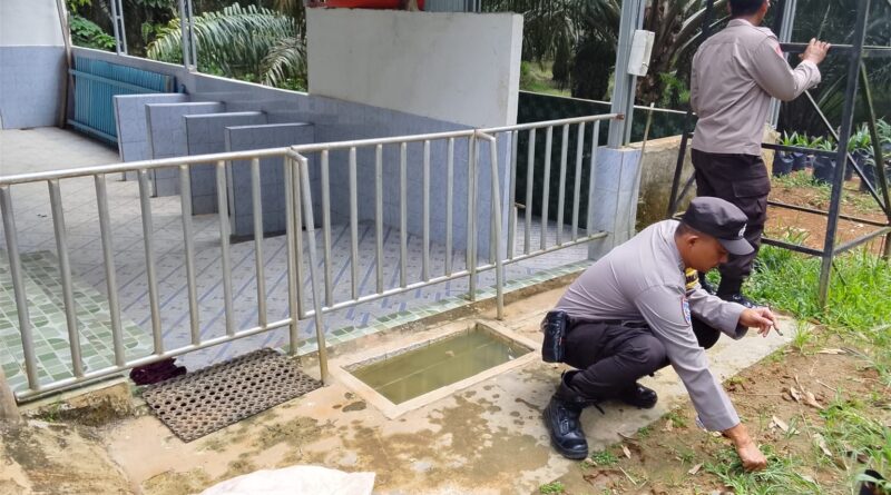 Aksi Nyata Program BELIDA, Polsek Purwodadi Polres Musi Rawas Bersihkan Mushola Nurul Islam