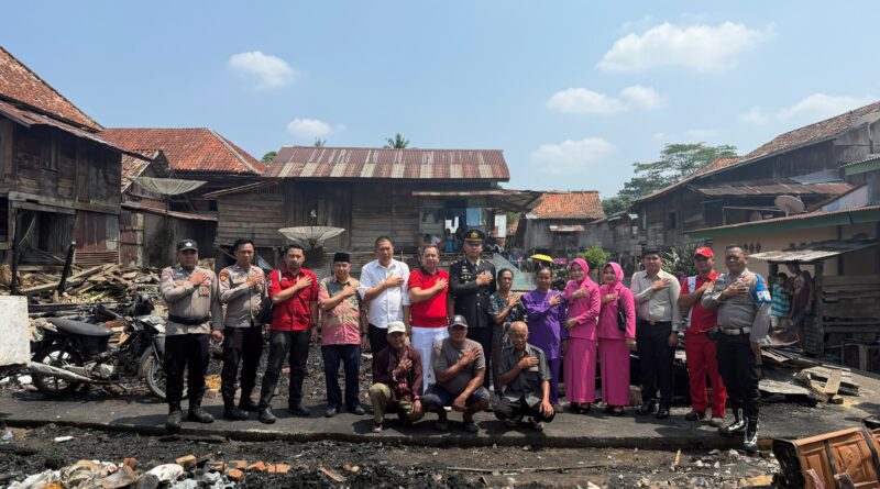 Api Menghanguskan Rumah, Kepedulian Polri Menguatkan: Polres Musi Rawas Bantu Warga Petunang