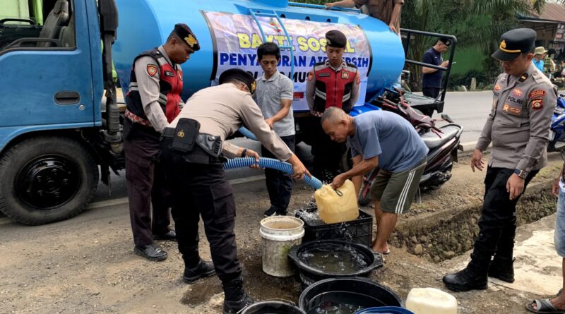WARGA DESA SURO SAMBUT ANTUSIAS BANTUAN AIR BERSIH DARI POLRES MUSI RAWAS DI TENGAH MUSIM KEMARAU