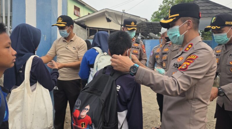 KAPOLRES LUBUK LINGGAU MEMBAGI 1.276 MASKER UNTUK PARA PELAJARAN SMPN 2