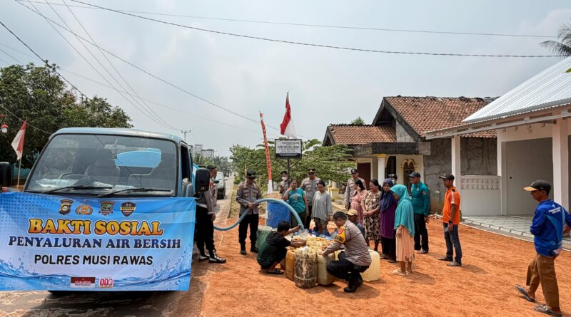 Respon Cepat Atasi Kebutuhan Warga,Polres Musi Rawas Kembali Salurkan Air Bersih untuk Warga Desa Karya Sakti yang Terdampak Kekeringan