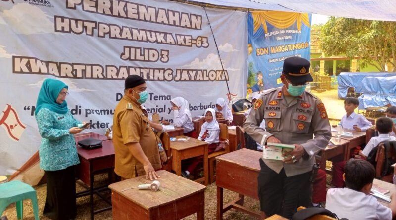 Peduli Dampak Kabut Asap Karhutla, Polres Musi Rawas Bagikan Masker dan Edukasi Kesehatan kepada Pelajar SD