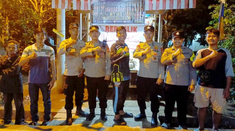 SAT BINMAS POLRES LUBUK LINGGAU SALURKAN BANTUAN SENTER GRATIS UNTUK SISKAMLING DAN MEMPERKUAT KEAMANAN BAGI MASYARAKAT