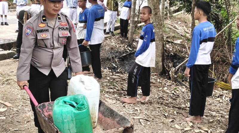 POLRES LUBUK LINGGAU MENYALURKAN AIR BERSIH UNTUK PELAJAR SMPN 14,WUJUD NYATA KEPEDULIAN DALAM KEADAAN MUSIM KEMARAU.