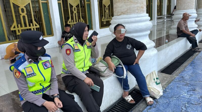SRIKANDI POLRES LUBUK LINGGAU GERAK CEPAT MEMBANTU SEORANG IBU YANG DI TINGGALI SUAMI YA DAN MEMESAN TRAVEL UNTUK PULANG KAMPUNG HALAMAN RUMAH YA