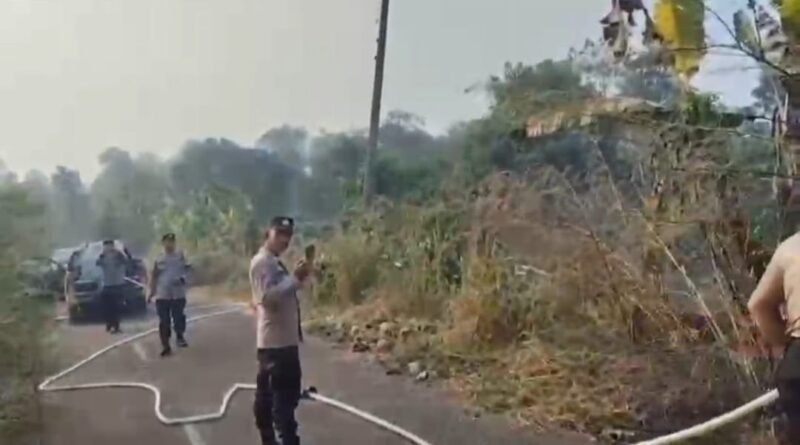Polres Musi Rawas Sigap Padamkan Kebakaran Lahan Seluas 1 Hektare di Muara Beliti ,Api diduga akibat Puntung Rokok