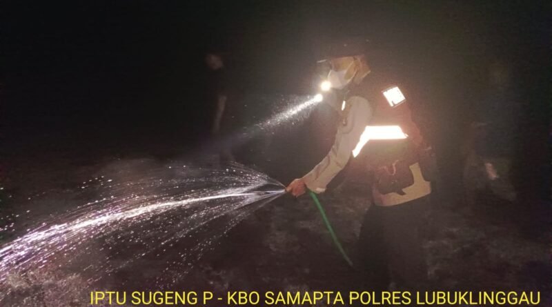 Polsek Lubuk Linggau Selatan I Dengan Sigap Padamkan Api Disemakbelukar kawasan SD Negeri 64, RT.04 Air Temam