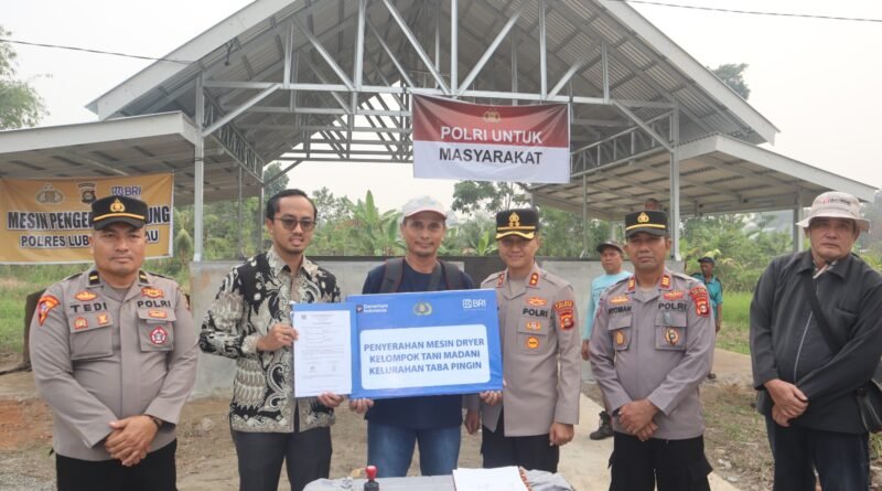Sinergi Kapolres Lubuk Linggau Bersama Bank BRI Cabang Lubuk Linggaumenyerahkan Bantuan Mesin Pengering Jagung kepada Kelompok Tani Madani