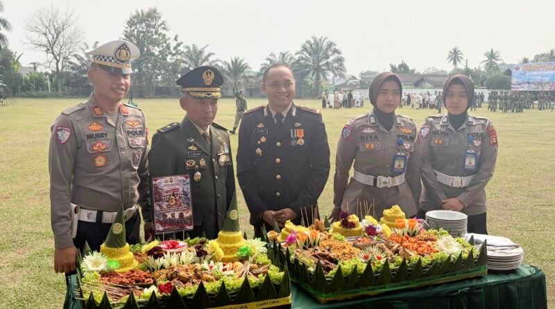 Pererat Sinergitas TNI-Polri, Wakapolres Musi Rawas Hadiri HUT ke-81 TNI dan Berikan Tumpeng 