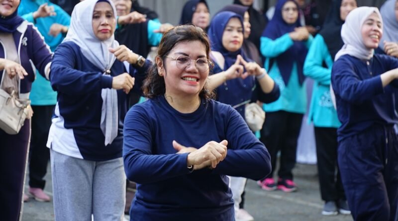 Terapkan Pola Hidup Sehat, Bupati Labuhanbatu Ikuti Senam Sehat Bersama Lansia
