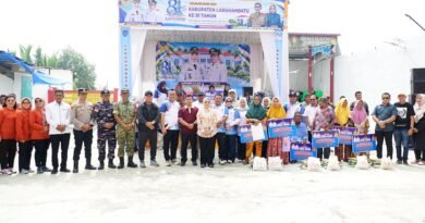 Bupati Maya Hasmita dan Wabup Jamri Salurkan BLT dan Sembako untuk Warga Panai Hilir