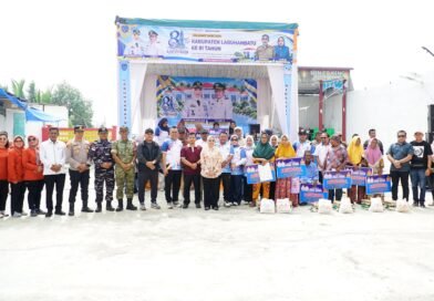 Bupati Maya Hasmita dan Wabup Jamri Salurkan BLT dan Sembako untuk Warga Panai Hilir