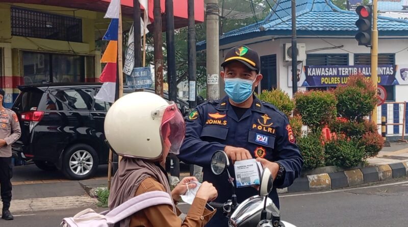 Aksi Sosial Yang Nyata, Polres Lubuk Linggau Bersama Organisasi Kemahasiswaan Bagikan Masker Kepada Pengguna Jalan 