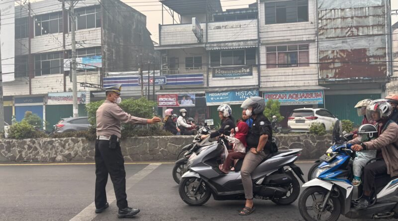 Kabut Asap semakin Tebal Berdampak Pada Jarak Pandang, Satlantas Polres Berikan Himbauan Kepada Pengguna Jalan Agar Menghidupkan Lampu Kendaraan 
