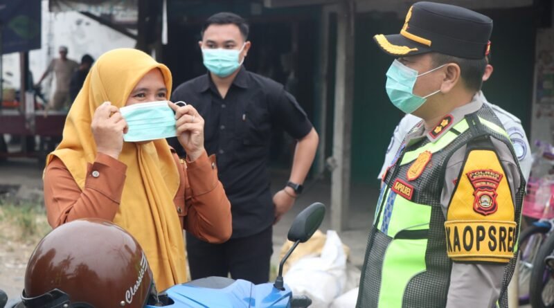 Berikan Rasa Aman dan Nyaman, Kapolres Musi Rawas Terjun Langsung Pimpin Pengaturan Lalu Lintas Pagi dan Bagikan Masker