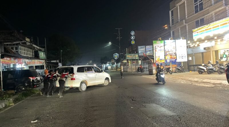Sat Samapta Polres Lubuk Linggau Bertindak Cepat Membantu Pemudik yang Kendaraannya Mengalami kerusakan di Tengah Perjalanan