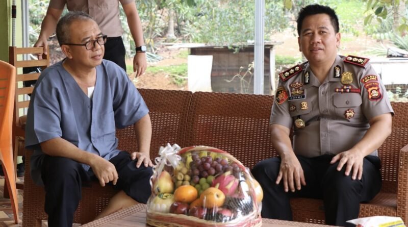 Bentuk Kepedulian Serta Perhatian Pemimpin, Kapolres Musi Rawas Besuk Personel Sakit