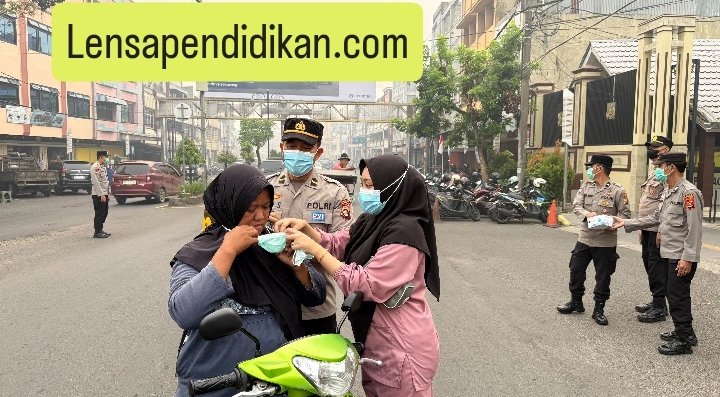 Polres Lubuk Linggau Bagikan Masker Kepada Pengguna Jalan , Aksi Peduli Kesehatan Terhadap Warga